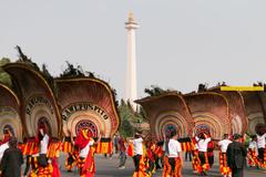 Reog group passing by Monumen Nasional