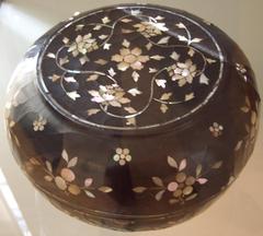 Antique lacquered box with floral design