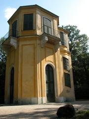 Kleine Gloriette in the park with trees and clear sky