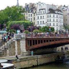 Pont au Double in Paris at sunset