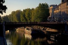 Barge under Pont au Double bridge