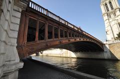 Catedral de Notre Dame de Paris viewed from Pont au Double