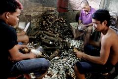 Cassava peelers at Bankerohan market