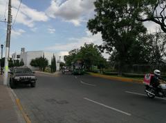 Avenida Hidalgo in Zapopan with cars and people