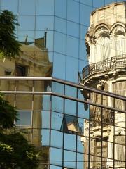 Obelisco de Buenos Aires with traffic and city buildings