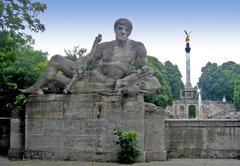 Liegeskulptur 'Jäger' an der Luitpoldbrücke in München