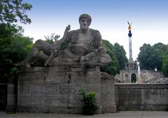 Liegeskulptur 'Jäger' by Hermann Hahn at Luitpoldbrücke, Munich