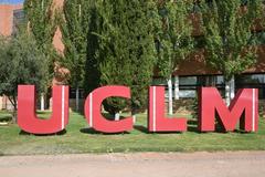 Escultura logo UCLM in Plaza de la Universidad