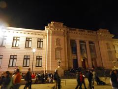 Paseantes frente al edificio de Correos de México en Chihuahua