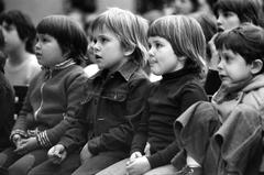 Children and families gathered for a puppet show at Parc Montsouris in 1976