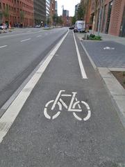 Offset bicycle lane in Shanghai Avenue, Hamburg