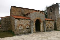 Iglesia de Santa María de Bendones, fachada principal con torre