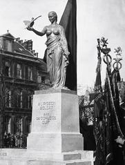 Inauguration of Pigeon Soldier statue in Brussels