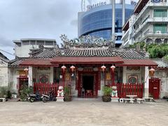 Rong Kuak Shrine in Talat Noi