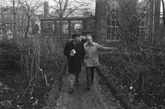 Burgemeester van Thijn bezoekt Hortus Botanicus, 1986