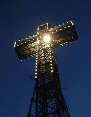 Cross on top of Mount Royal at night