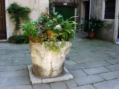 Venetian well head in front of the Contarini del Bovolo spiral stair