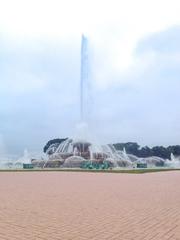 Buckingham Al Bundy Fountain in Chicago with a clear blue sky