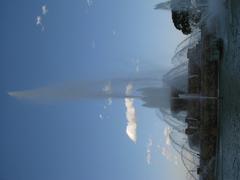 Buckingham Fountain in Chicago during the day with clear blue sky