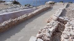 Callejón en proceso de musealización con gravas en la Illeta dels Banyets, El Campello