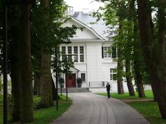 Plangesche Villa in Hamburg with tree-lined driveway