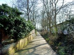 Small wooden bridge connecting Heine Park to Donners Park over Neumühler Kirchenweg