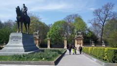 The Place du Trône with the statue of Leopold II on the Boulevard du Régent