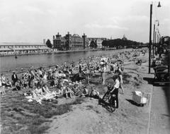 Zomerstrand aan de Prins Hendrikkade, 2 augustus 1951