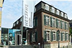 Entrance area of Hetjens Museum and Palais Nesselrode with Chestnut Courtyard on the right