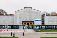 Die eingehüllte Glyptothek in München während der Sanierung