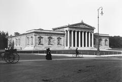 Gliptoteca museum at Königsplatz in Munich