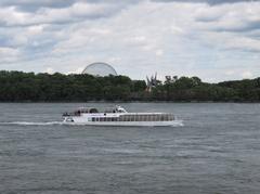 Bateau-Mouche sailing upstream in front of Saint Helen's Island