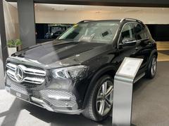 Side angle of a black Mercedes-Benz GLE-Class SUV in a showroom