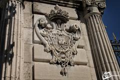 Escudo de España at the entrance to Plaza de la Armería