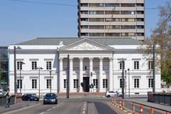 Alte Stadtbibliothek in Frankfurt viewed from Ignatz-Bubis-Brücke