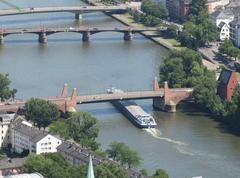 Flößerbrücke, Ignatz-Bubis-Brücke und Alte Brücke über dem Main in Frankfurt, Juni 2018