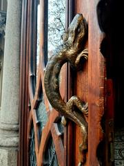 Brass lizard-shaped door handle on Palazzo della Vittoria wooden door