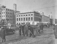 Warsaw intersection of Aleje Jerozolimskie and Nowy Świat in 1949