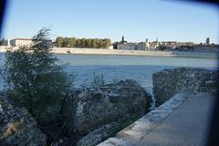 Bases du pont romain sur le quai Saint Pierre à Arles