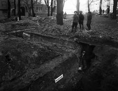 Building shrapnel protection in Kolmikulma in black and white