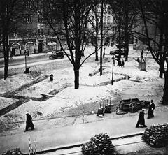 Construction of a shrapnel shield in Kolmikulma park with Tellervo, Tapion tytär (Diana) sculpture by Yrjö Liipola