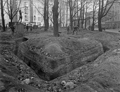 Sirpalesuojaa construction in Kolmikulma Park with Tellervo statue in background