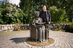 Shaun Tan at ALMA award ceremony next to Astrid Lindgren statue