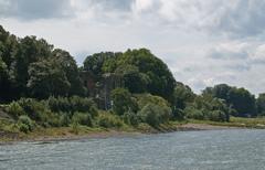 Talseitiger Blick vom Rhein auf die Kaiserpfalz in Kaiserwerth