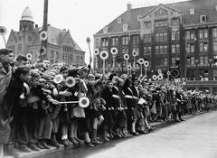 Feest op de Dam 'klaar-overtjes' 5-jarig bestaan Amsterdam 1952