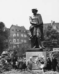 Kranslegging door Jan Sluijters bij Rembrandt-standbeeld op Rembrandtplein, 14 juli 1956