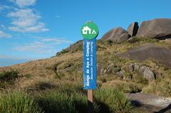 Abrigo do Açu in the morning with a mountain view