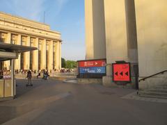 Panneau Histoire de Paris devant le palais de Chaillot