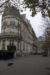 1 Avenue d'Eylau, Paris, with autumn trees