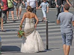 Bride in Paris during summer at Trocadéro